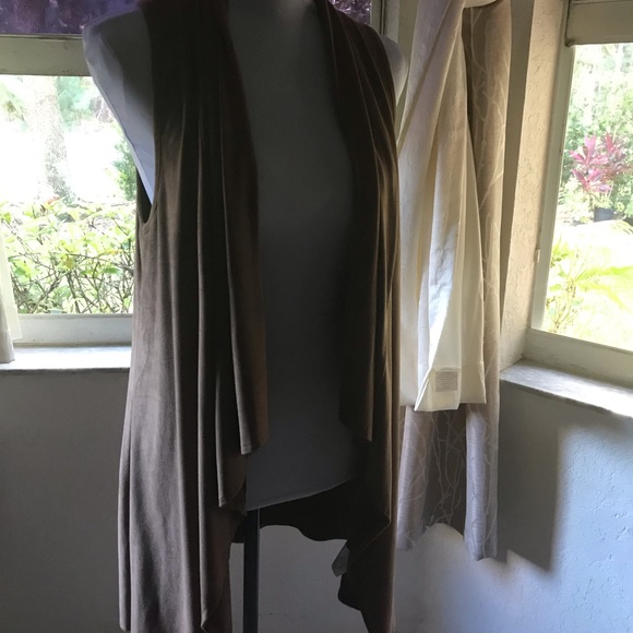 Open front soft suede/like vest - Picture 3 of 5